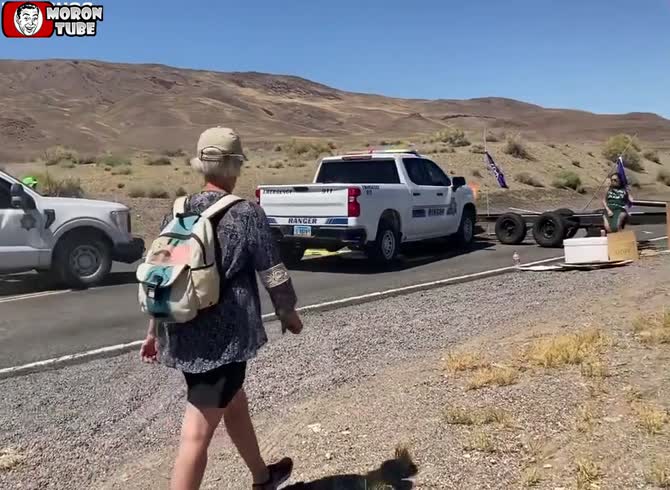Video :Eco-demonstrators encounter a police officer who is patient